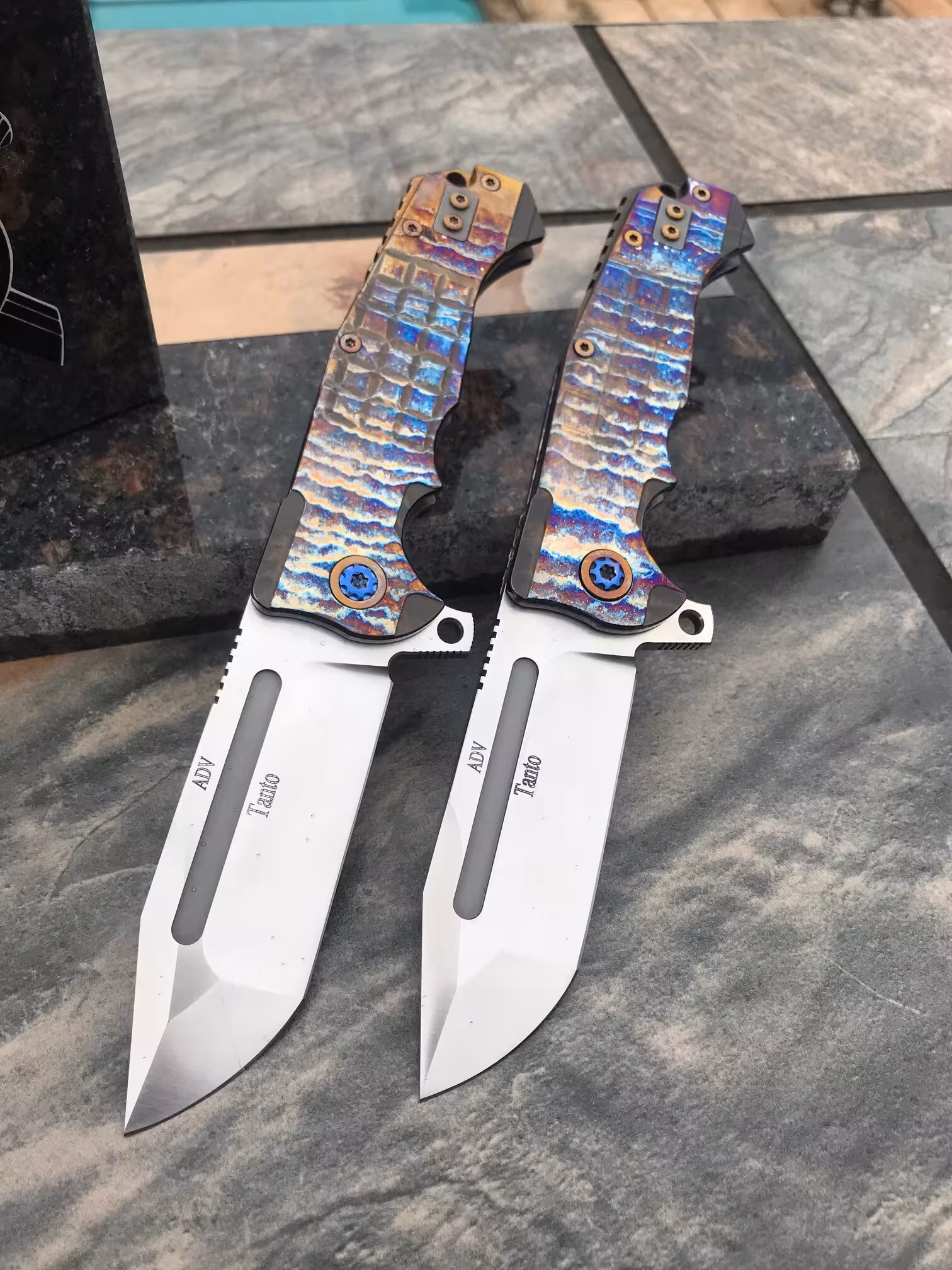Zavírací Nůž Andre De Villiers Tanto S35VN Satin Tanto Blade Acid Rain Frag Milled Titanium